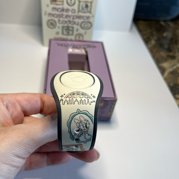 Disney Festival of the Arts 2022 Limited Edition Park Exclusive MagicBand - Picture 5 of 7